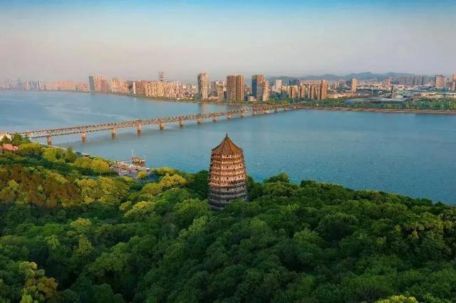 “一窗一景一美女”火了！杭州六和塔景区：建议错峰游览，这类行为严禁