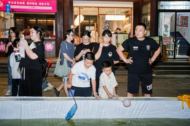 泼水捞鱼泡泡战！南浔古镇“嬉水节”清凉开幕，嗨翻夏夜！