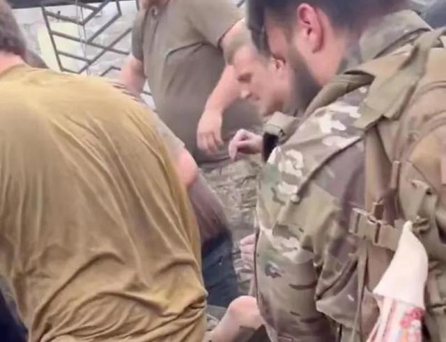 俄乌战争前线士兵亲历：钢铁与血肉的绞索