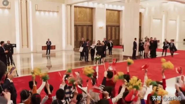 马克龙北京第二天！夫人米白套装出席仪式	，兵哥哥气势磅礴，爱了