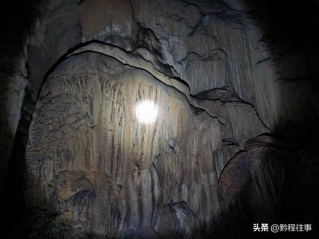 偏远乡野中寻找一个古寺遗址，探险一个深邃溶洞