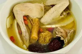 喝鸽子汤好处多多。身体虚弱的可以喝起来。图片
