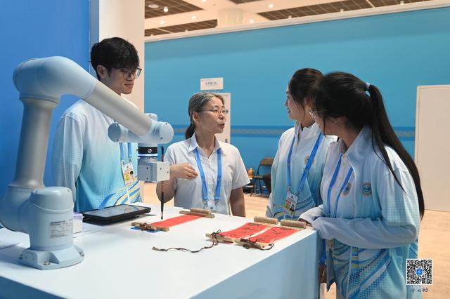 2025上海合作组织峰会新闻中心开放 一站式媒体服务助力全球记者高效报道
