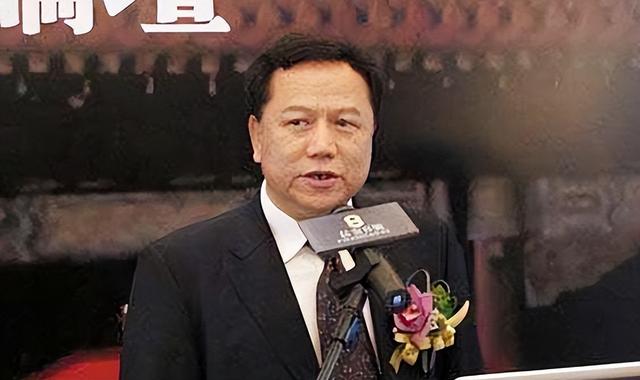 王艳晒19岁儿子近照，球球已经比妈妈高出半个头，长得像妈颜值高