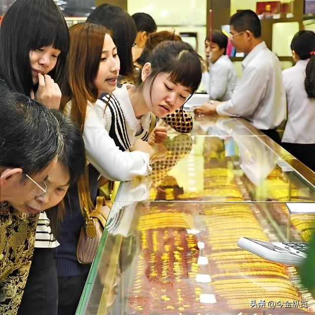 金价疯涨！三金狂飙数万，央行狂扫千吨黄金，普通人还能上车吗？