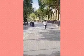 精神小伙炫骑摩托车技巧，直接撞上公路栏杆后倒地不动图片