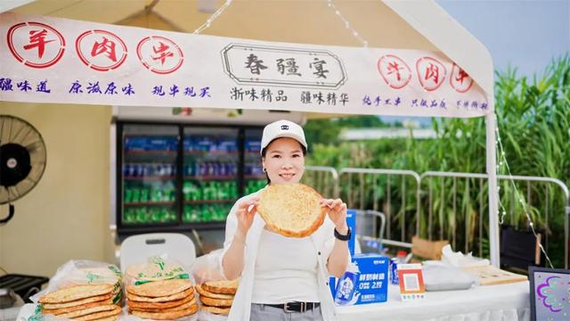 大批人冒雨赶来！富阳这里，太有氛围感了！