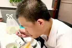笑到肚子疼！韦神上梯子走出函数曲线，萌态毕露，你看了吗？图片