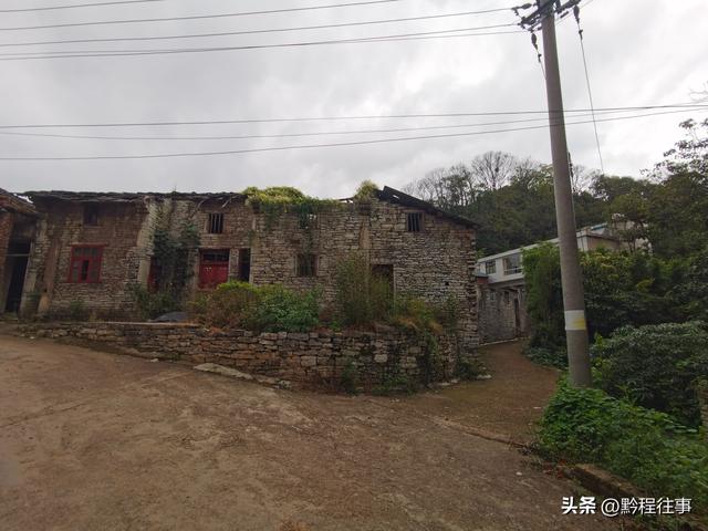 偏远乡野中寻找一个古寺遗址，探险一个深邃溶洞