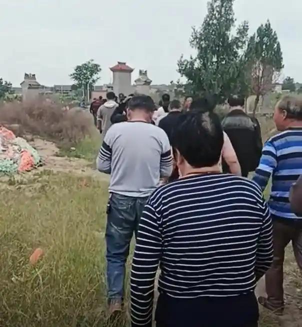 10岁男孩被生母继父虐打致死埋尸坟墓，生父称案件再次开庭:“他俩是共同作案，公检法有证据链”