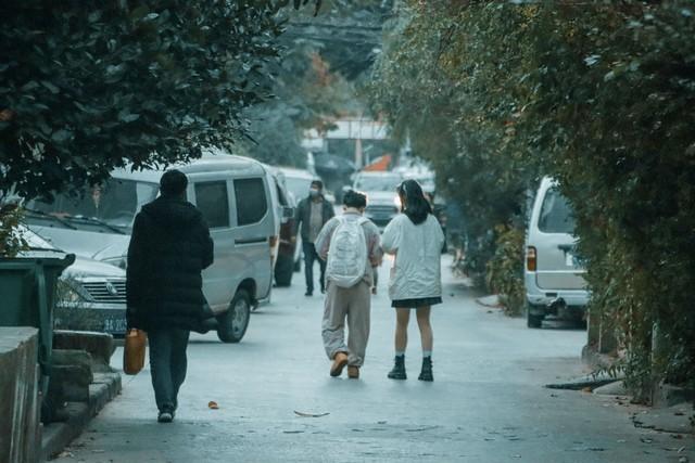 漂亮女邻居老公常年出差，她家灯泡总坏，每次都喊我去修