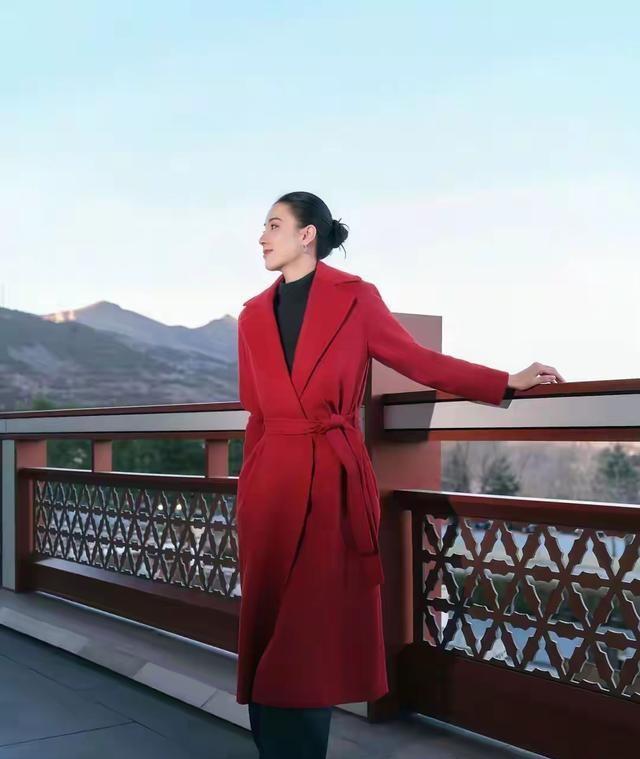 看了宋佳的大衣穿搭，我悟了：大衣不配打底裤，鞋穿低跟	，更优雅