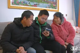 【新春走基层•温暖来敲门】家庭磨难 励志求学图片