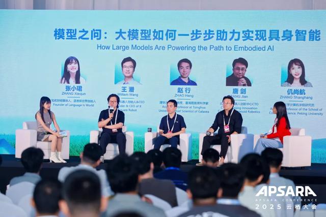 在具身智能的岔路口，这场论坛把数据、模型、Infra聊透了