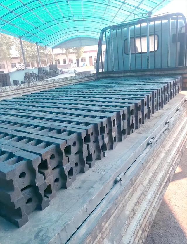 为何我国的火车轨道，宁愿使用生锈的铁，也不用不锈钢来建造？
