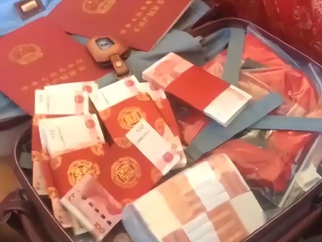 难怪陈亚男伤感，再看大衣哥现儿媳，她跟人在处事上就差了两个字