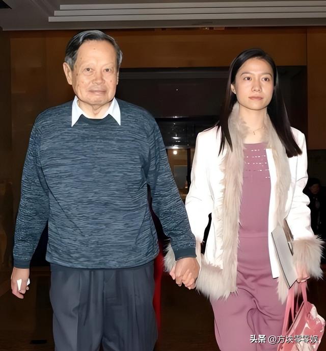 杨振宁家庭情况曝光：三个儿女无人继承物理学，与翁帆关系也很好
