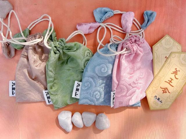 绝了！2h直抵彩林胜境！徒步遛娃冲绝版奖牌，集五福刮999足金！闹非遗羌年、吃刨汤羌宴！