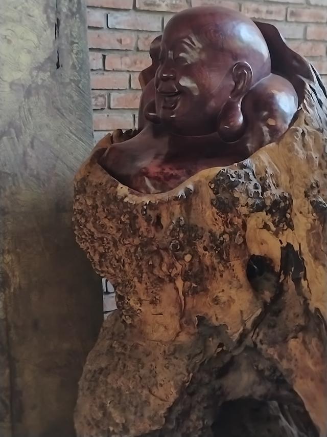 走进老挝万象神木博物馆，触摸木雕里的山河岁月