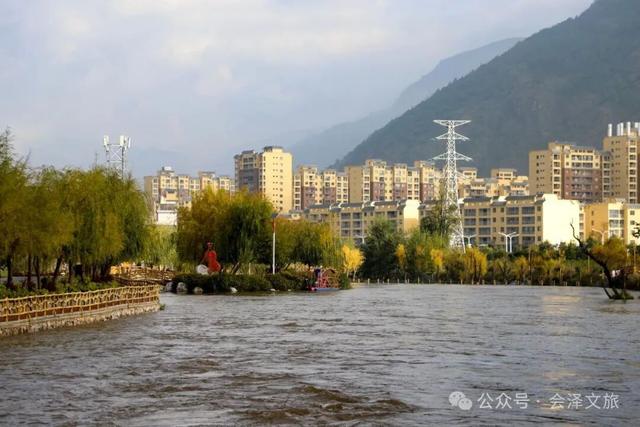 以礼初冬，树染波心山街色 蒋加祥/图