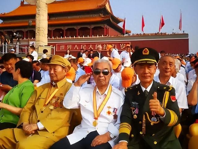 被央视怒批、摇头晃脑、德不配位，难怪阅兵从不邀请“流量”明星