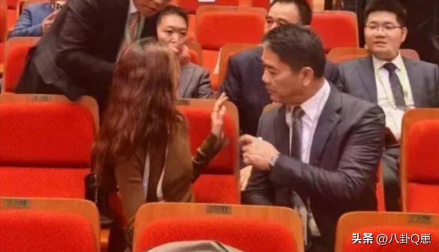 婚变传闻仅5天，刘强东"坦白"没自信，章泽天状态好到和男星看展