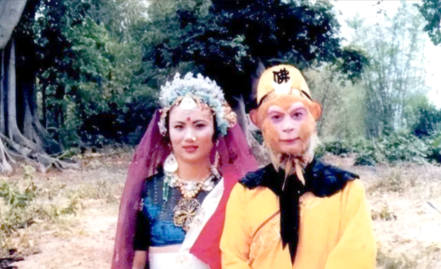 六小龄童金屋藏娇37年的妻子，原来是我们熟悉的她，难怪藏着掖着