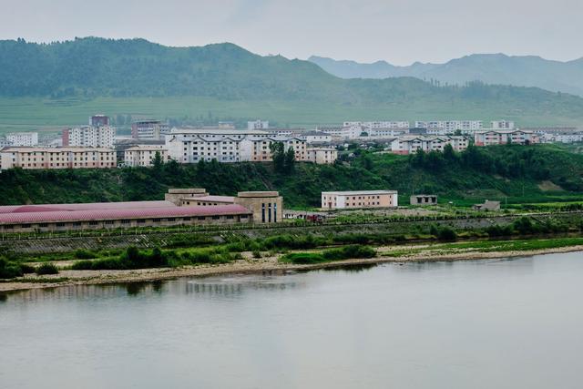鸭绿江国门景区，领略中朝边境的异域风光，还是红色研学的好去处