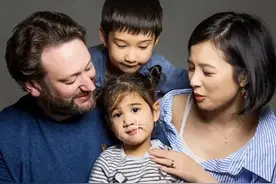上海空姐嫁英国警察,结婚15年生两娃,丈夫爱她如命,婆婆给足尊重图片