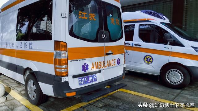 街边常年停着的救护车，如果有这3个诡异特征，立刻举报！