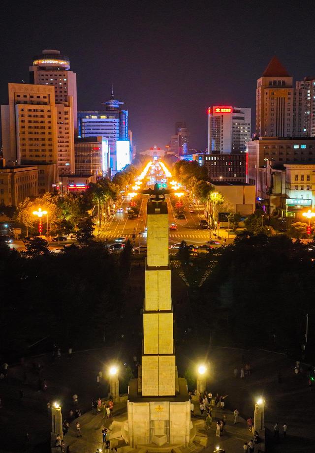 夜长春新C位诞生！人民广场苏联红军烈士纪念塔点亮瞬间，现场沸腾了！