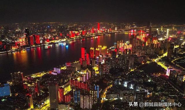 上帝视角看长江灯光秀 新一线城市的江景就是好看！