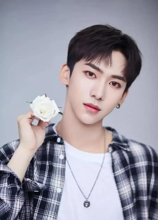 玩腻了？26岁知名男星控诉，被女富婆“变态控制”6年，逼他结扎