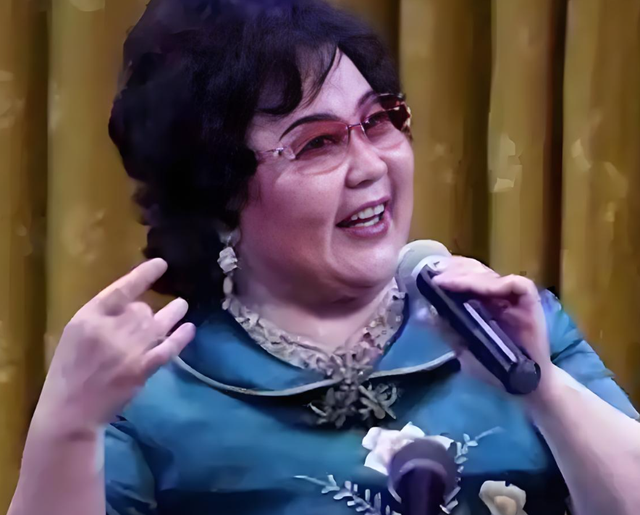 吃里爬外，永不回国？她带领30名演员选择留美，如今年过花甲归来