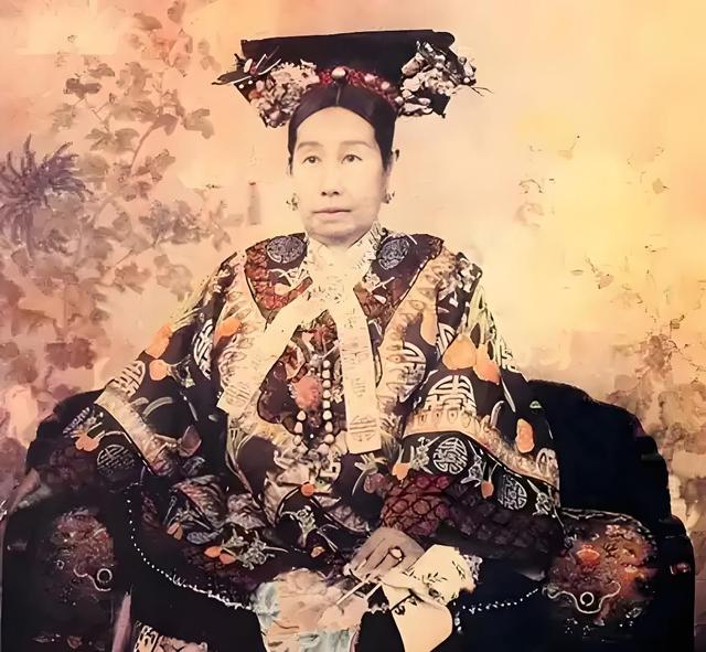清朝灭亡后，李莲英姐姐才敢说出实情：慈禧其实不是病死的！