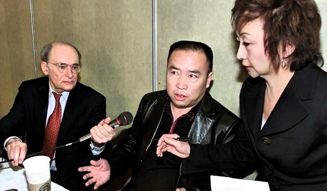 赖昌星前妻曾明娜现状：独居3000平老宅，种花做饭，活成人生赢家