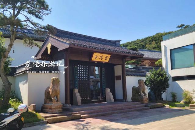 浙江宁波的半岛型山体风景，有遗址也有风车公路，被誉为拍照胜地
