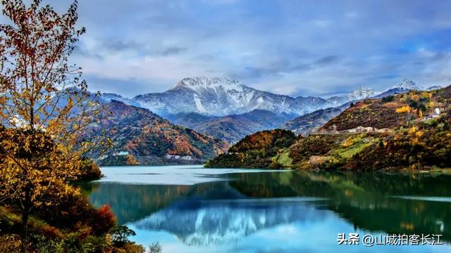 四川夹在峡谷中的县城，最窄处仅百米，藏着两个世界级“国宝”！