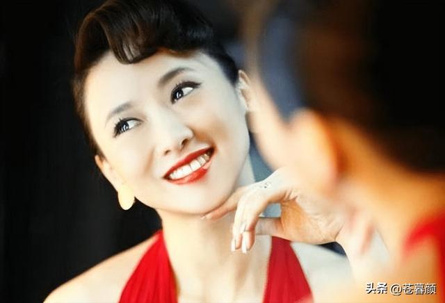 她出身清华大学，因拍三级片与父母决裂，如今再不让女儿进娱乐圈