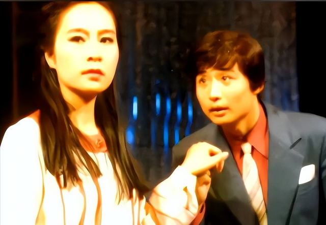 孩子父亲真相大白一月后	，奚美娟低调露面，手足无措，落寞呆坐