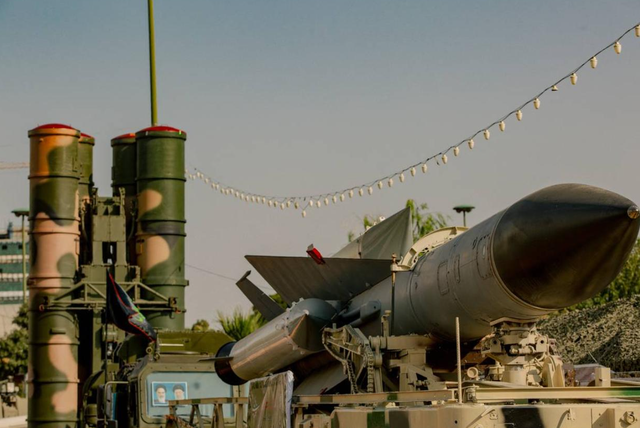 美航母打击群到位，特朗普亲自劝降伊朗，满足三个条件就饶一命？