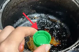 锅烧焦了怎么办？教你一招，只要在锅里加一点它，锅立马焕然一新图片