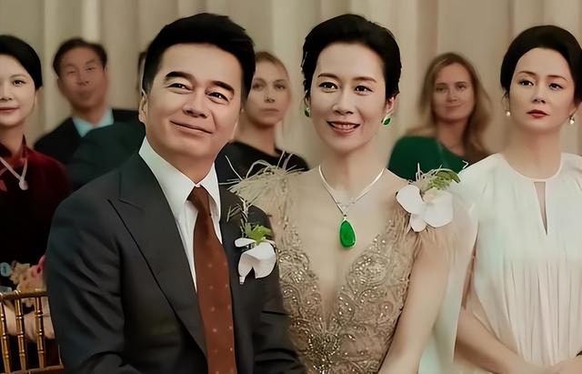 原来他们是夫妻，《许我耀眼》他4婚娶小12岁娇妻，老婆像梅艳芳