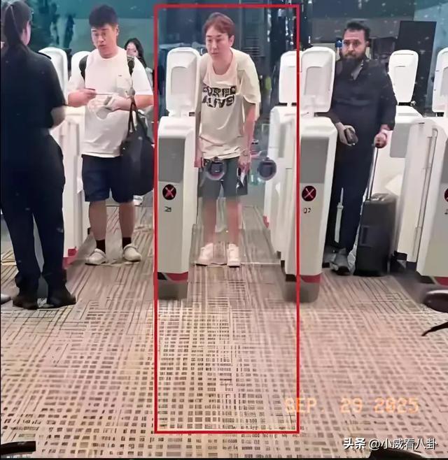 37岁王思聪佝偻着身子过安检，一头红发身形消瘦，模样有些狼狈
