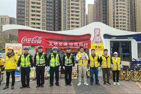 全国交通安全日 美团单车联合警方开展主题活动图片