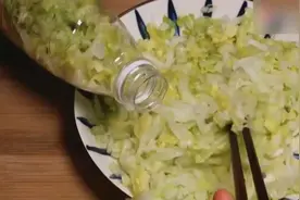 标题：【揭秘】不要拿矿泉水瓶腌酸菜，你可能会吃出健康隐患！图片