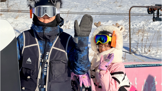 稚子“游山” 欢乐无限