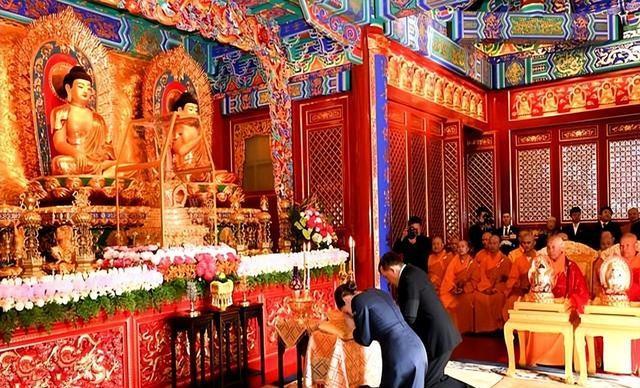 泰国王后这一跪，这才是顶级外交，她拜的不是佛，是两国的情谊