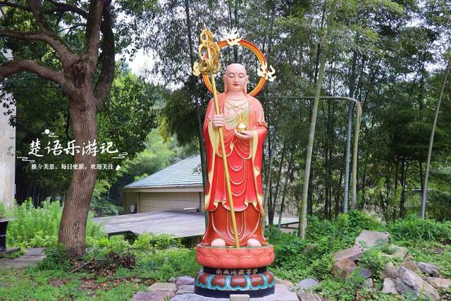 浙江宁波这个古村藏于山谷，千年古寺与清溪相对而居，幽静古朴