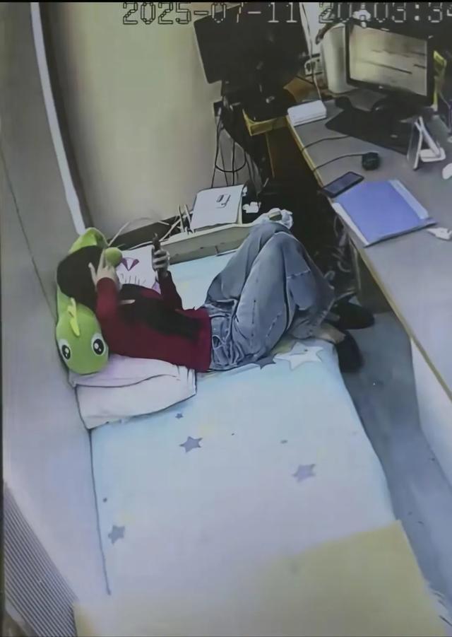 贵州一女子晒酒店前台睡觉日常引热议，她回应：小酒店、工资4500
